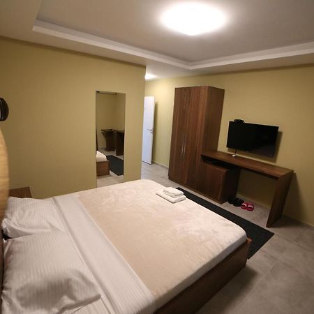 Hotel Centrum Titova Mitrovica Exteriör bild