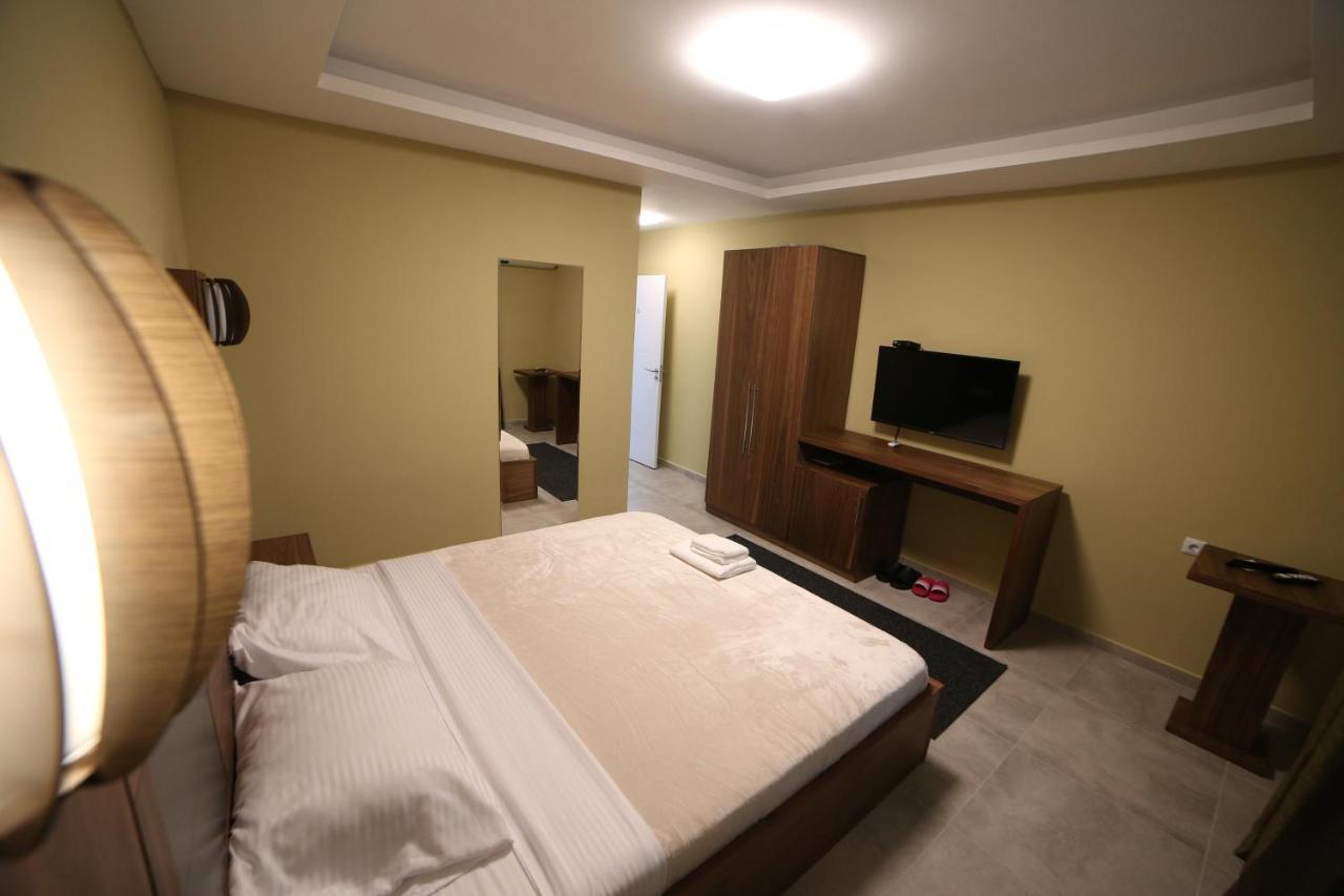 Hotel Centrum Titova Mitrovica Exteriör bild